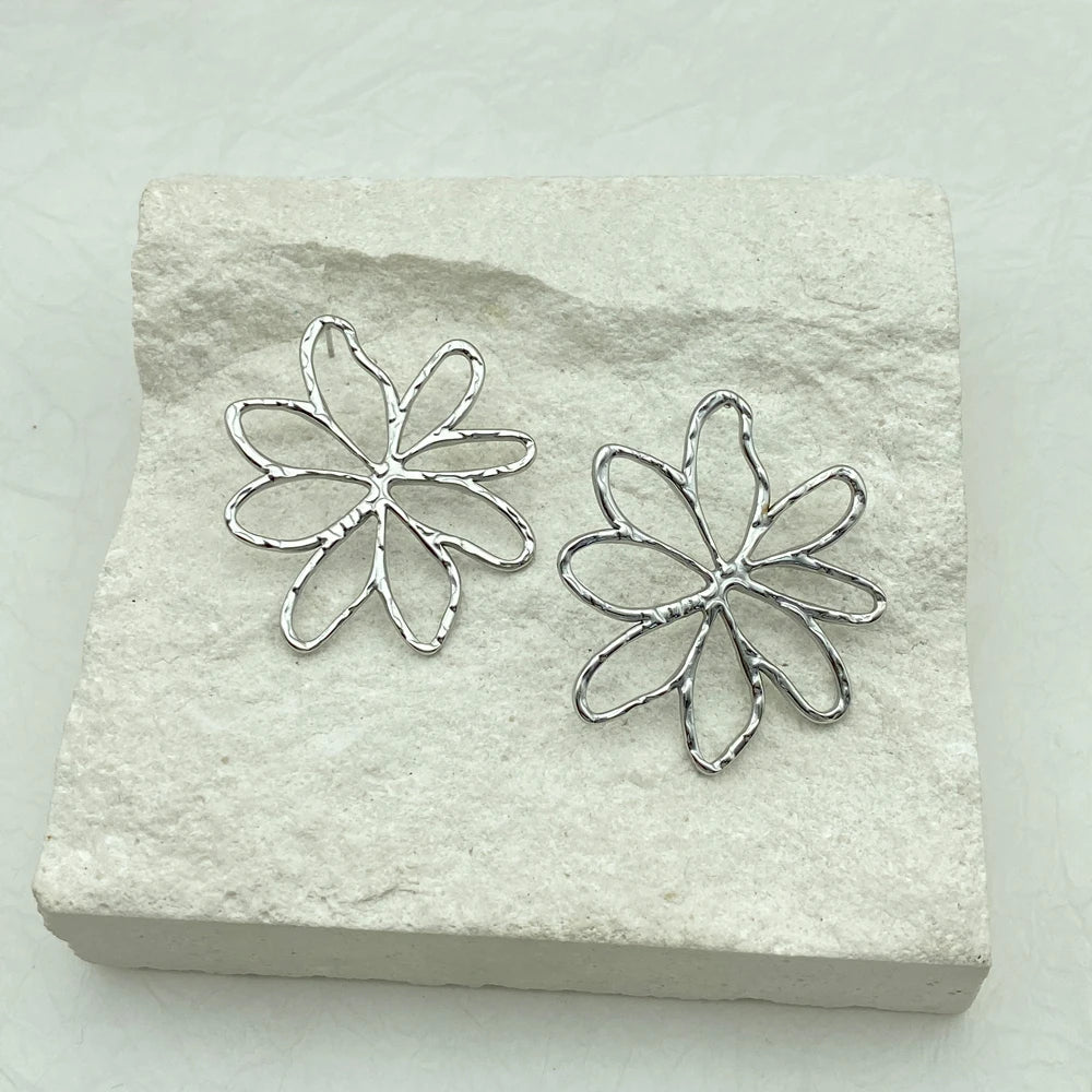 Hollow Daisy Flower Stud Earrings | 18K Gold Plated Stainless Steel