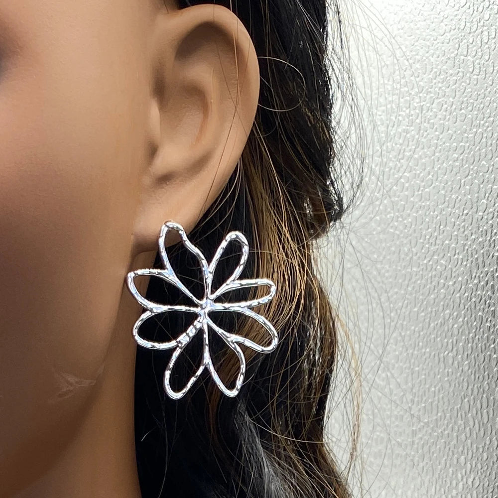 Hollow Daisy Flower Stud Earrings | 18K Gold Plated Stainless Steel
