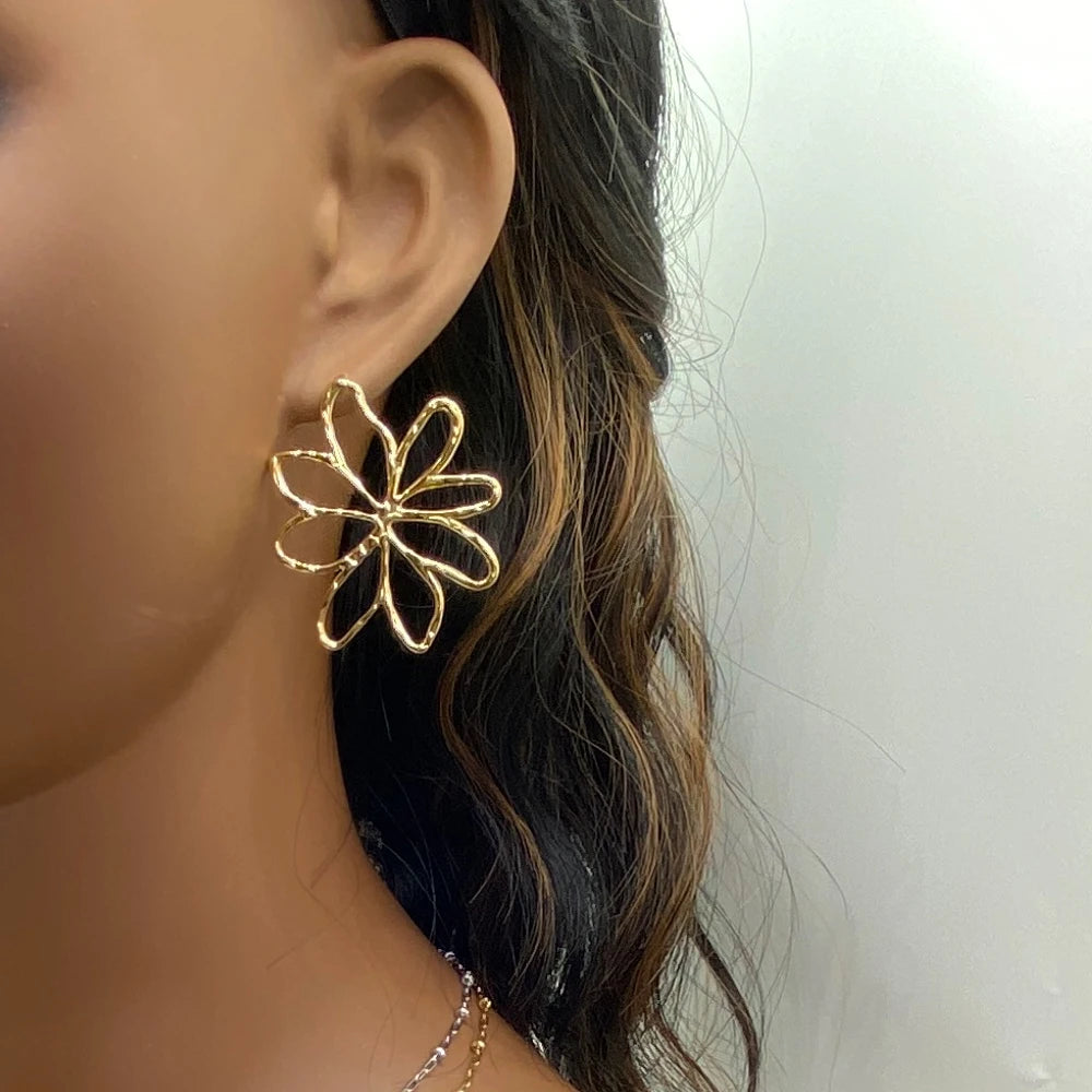 Hollow Daisy Flower Stud Earrings | 18K Gold Plated Stainless Steel
