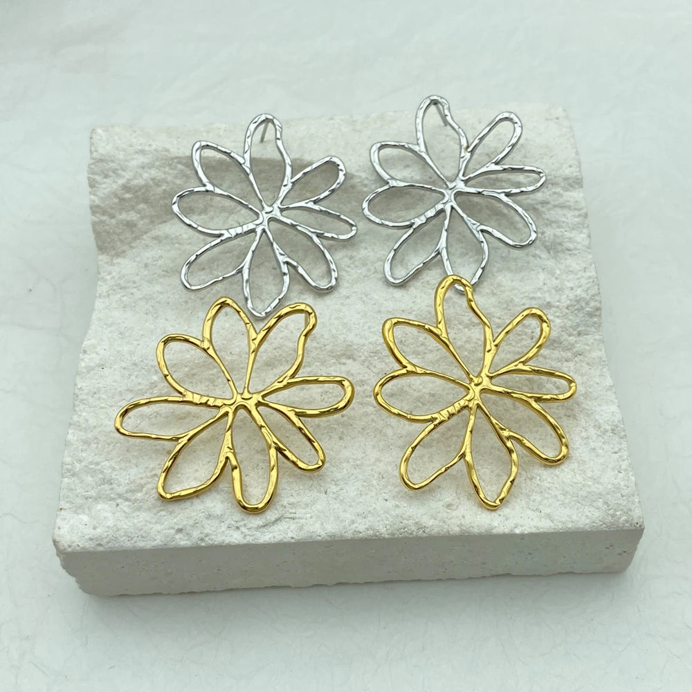 Hollow Daisy Flower Stud Earrings | 18K Gold Plated Stainless Steel
