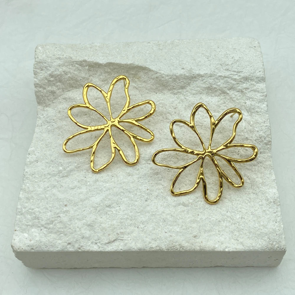 Hollow Daisy Flower Stud Earrings | 18K Gold Plated Stainless Steel