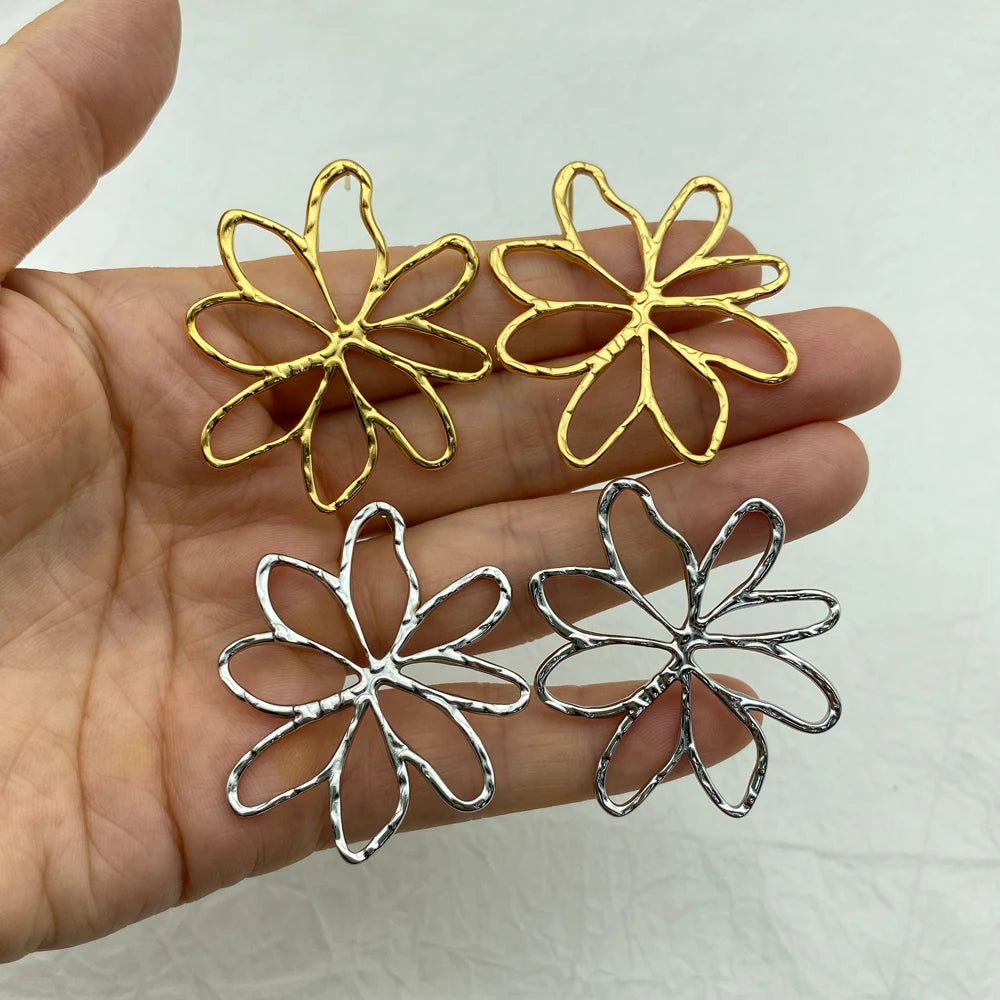 Hollow Daisy Flower Stud Earrings | 18K Gold Plated Stainless Steel