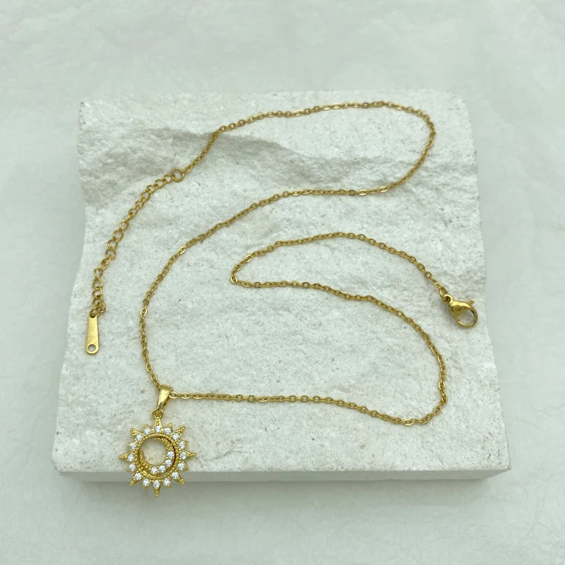 Gold Plated Steel Steel Necklaces for Women Fashion Jewelry With Sun and Moon Pendant Luxury Design